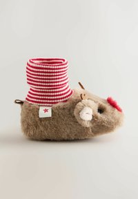Pantoufle en forme de souris marron en fourrure avec un poignet en tricot rouge et blanc rayé, de petites oreilles et un pompon rouge sur le nez. Comprend un accent en forme d'étoile.