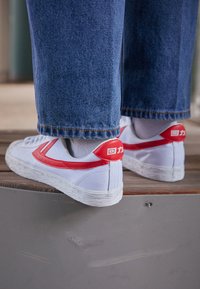 Unselected, white/red