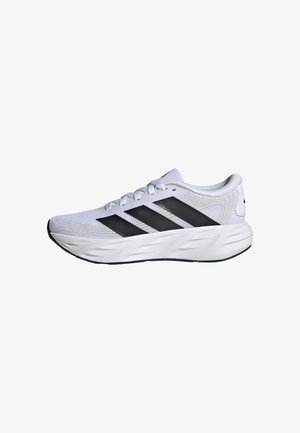 Biały but sportowy z czarnymi paskami Adidas, siateczkowa cholewka, gruba amortyzowana podeszwa i sznurowana przód, pokazany z boku na białym tle.