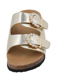 Twee-band slippers met een getextureerde gouden metallic afwerking, voorzien van geaccentueerde gespen en een bruine kurken voetbed met een zwarte rubberen zool.