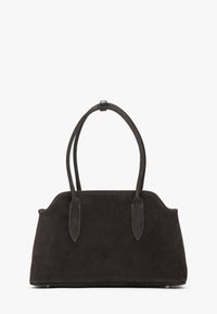 Czarna zamszowa torebka z dwoma krótkimi uchwytami, o wyraźnie zarysowanym kształcie i subtelnymi przeszyciami wzdłuż krawędzi. Podniesiona podstawa z metalowymi nóżkami.