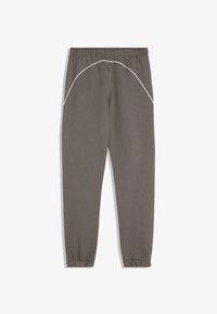 Sive trenirke z elastičnim pasom in zoženimi manšetami. Imajo bele okrasne šive ob straneh. Mehka bombažna mešanica.