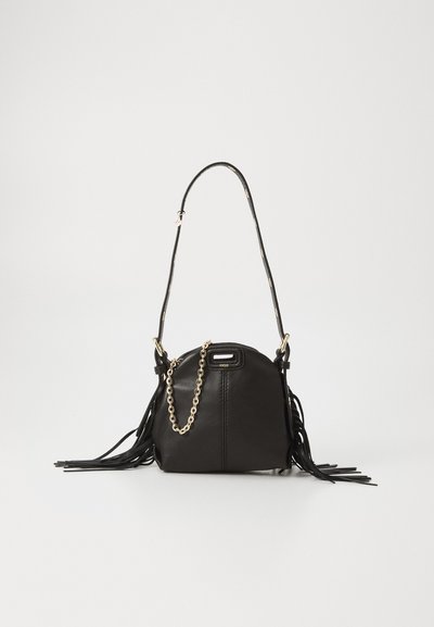 Borsa a tracolla in pelle nera con una forma arrotondata, dotata di dettagli in frange, una lunga tracolla e una decorazione in catena dorata.