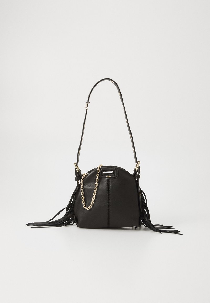 Sac en cuir noir avec une forme arrondie, présentant des accents de franges, une longue bandoulière et un détail en chaîne dorée.