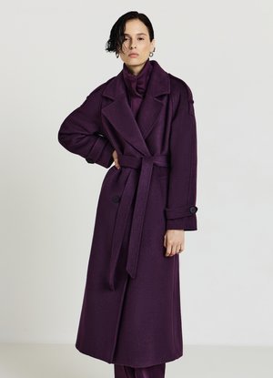 Cappotto lungo in lana viola con cintura, ampi risvolti e polsini bottonati. Presenta una vestibilità sagomata e una superficie liscia.