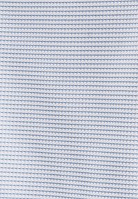 Tessuto con un motivo a spina di pesce blu chiaro e bianco, caratterizzato da una trama testurizzata che aggiunge profondità e dimensione visiva.