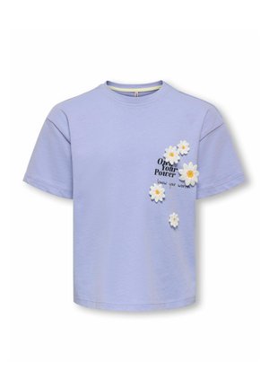 Lilafarget t-skjorte med korte ermer med broderte hvite tusenfryd og svart tekst "Own Your Power, know your worth" på venstre brystområde.