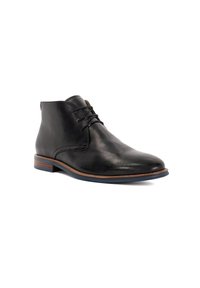 Bottines en cuir noir avec un bout rond, lacets à l'avant et une semelle brune contrastante avec un léger talon. Texture lisse, design minimaliste.