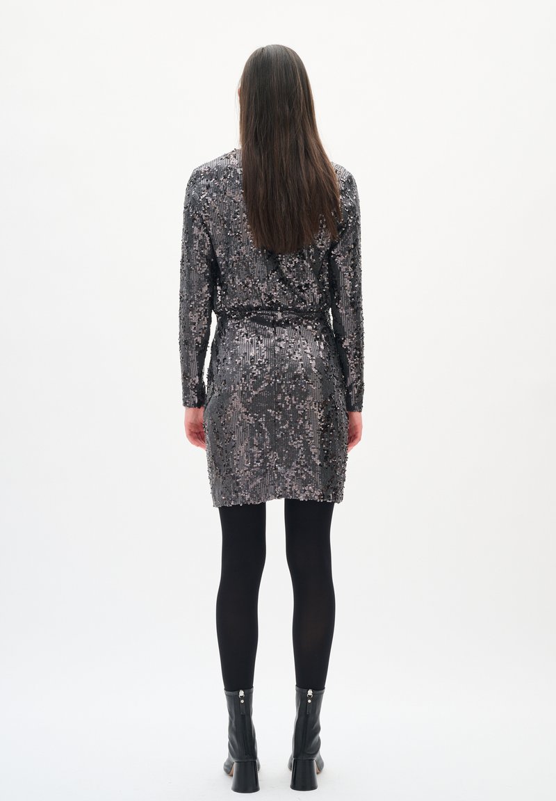 what colour tights with silver dress DO's and DON'Ts of Holidays Style: How To Style Sequins