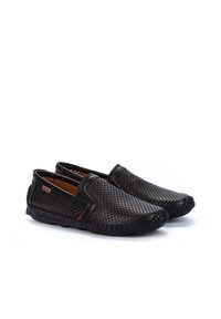 Schwarze Slipper aus perforiertem Leder mit strukturiertem Stich und Gummisohle. Besondere Merkmale sind ein kontrastierender roter Akzent an der Seite.