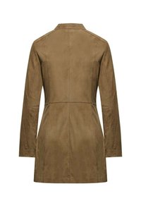 Cappotto in suede marrone con maniche lunghe, taglio dritto e colletto a punta. Presenta cuciture visibili e una texture liscia. Mostrata la vista posteriore.