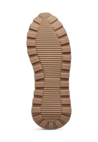 Suola di sneaker in gomma con scanalature e creste profonde, di colore beige e con un logo al centro. Texturizzata per offrire aderenza e stabilità.