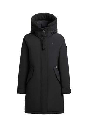 Schwarze isolierte Parka mit einem flauschigen Kapuzen, Reißverschluss, Seitentaschen und kontrastierender Stoffstruktur am Kragen und Futter.