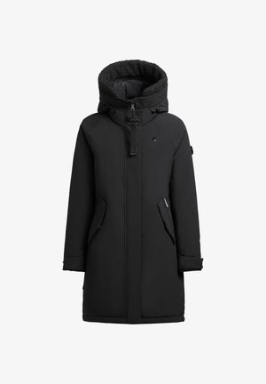 Melnā izolētā parka ar pūkainu kapuci, ar rāvējslēdzēju, sānu kabatām un kontrastējošu auduma tekstūru apkaklē un odere.