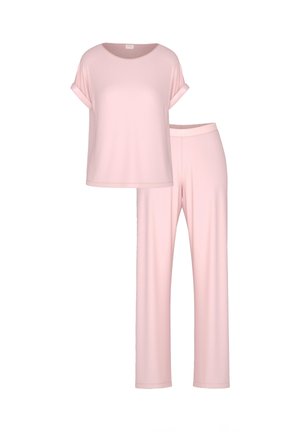 Blød lyserød top med korte ærmer og opkrullede manchetter, stylet med matchende bukser med lige ben på hvid baggrund.