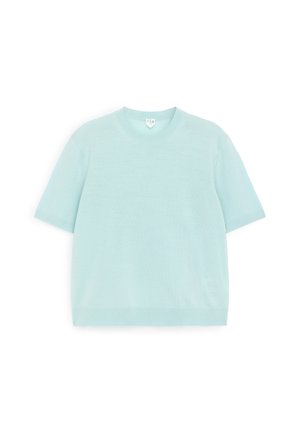 Vaaleansininen lyhythihainen neulepaita pyöreällä kaula-aukolla ja resorireunuksilla hihansuissa, aseteltu tasaisesti valkoiselle taustalle.