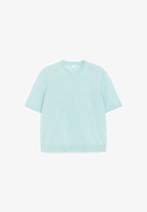 Vaaleansininen lyhythihainen neulepaita pyöreällä kaula-aukolla ja resorireunuksilla hihansuissa, aseteltu tasaisesti valkoiselle taustalle.