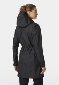 Μαύρο, αδιάβροχο μπουφάν με κουκούλα, σφιχτή μέση και φερμουάρ μπροστά. Διαθέτει μακριά μανίκια και ρυθμιζόμενες μανσέτες. Λείο ύφασμα.