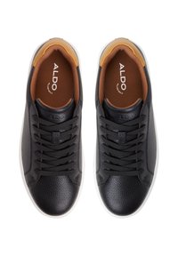 Sneaker in pelle nera con texture, suola bianca e lacci neri. L'interno presenta una fodera color nocciola e mostra il nome del marchio "ALDO".