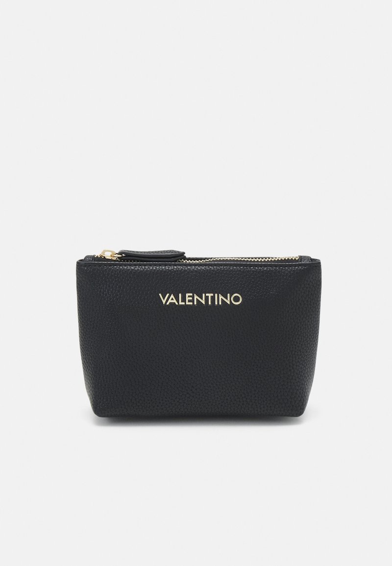 Pochette en cuir noir avec une finition texturée, présentant une fermeture éclair dorée et un logo "VALENTINO" en relief à l'avant. Design compact, forme rectangulaire.