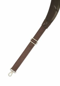 Brązowy pasek materiałowy z akcentami ze skóry, wyposażony w metalową klamrę i zatrzask na jednym końcu. Teksturowana powierzchnia z liniowymi wzorami.
