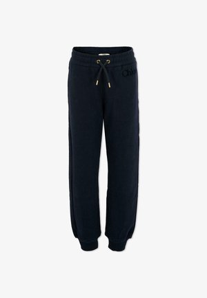 Marineblauwe trainingsbroek met een tapse pijp, een koordsluiting in de taille, goudkleurige tips aan de koorden en een geborduurd logo aan de voorkant. Zachte stof met geribbelde boorden.