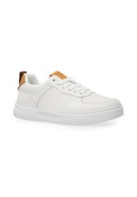 Weiße Leder-Sneaker mit glatter Textur, ausgestattet mit einem hellbraunen und braunen Akzent an der Ferse sowie einer weißen Gummisohle. Klassisches Schnürdesign.
