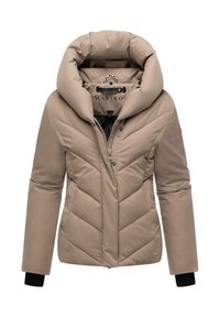 Veste beige matelassée avec un col montant, un motif en chevrons, une fermeture éclair à double sens et des poignets en ribb noir. Étiquette de marque : MARIKOC.
