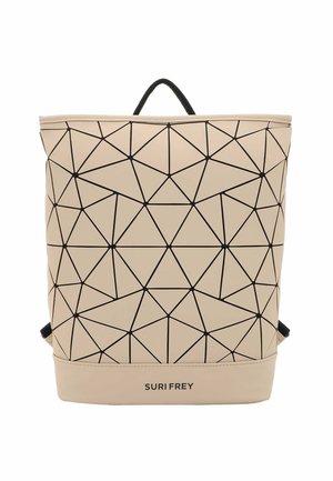 Zaino geometrico beige con un motivo a linee nere triangolari, realizzato in materiale sintetico, dotato di maniglia superiore e spallacci regolabili.