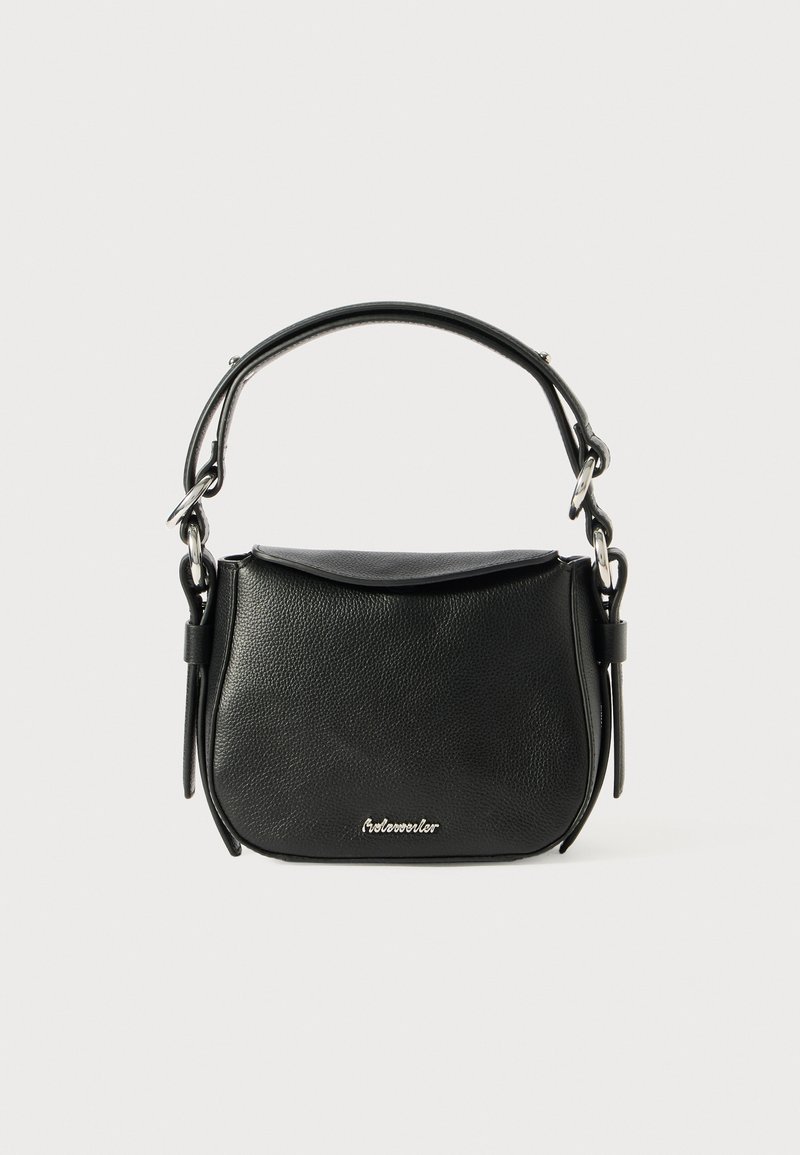 Sac à main en cuir noir avec une forme structurée, des bords arrondis, une surface texturée, une courte anse et des accents en argent subtils.