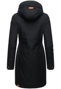 Zwarte middellange jas met capuchon, met een soepele textuur, een voorzak en een bruine logopatch nabij de zoom, ontworpen voor comfort.