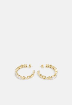 Boucles d'oreilles en or en forme de créoles ornées de strass transparents de différentes formes, avec un design texturé et des fermoirs à tige sécurisés.