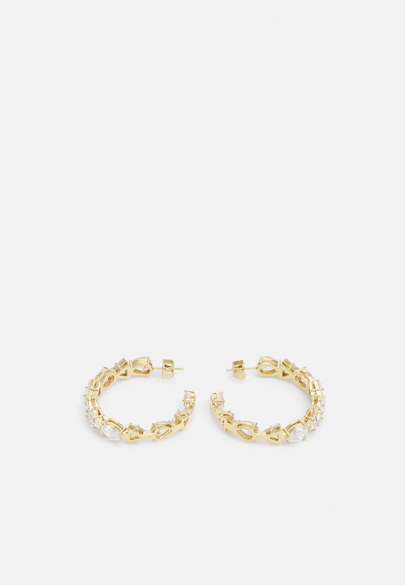 Orecchini a cerchio in oro con pietre di strass trasparenti di varie forme, con un design testurizzato e chiusure a pressione sicure.