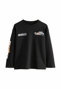 Maglietta nera a maniche lunghe con la scritta "sport series 1600" sul petto, una grafica di auto da corsa e testo bianco e arancione sulla manica destra.