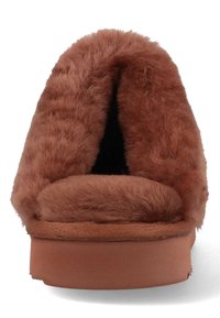 Bruine pluche slippers met een zachte, fuzzy binnenkant, open ontwerp aan de achterkant en een getextureerde stof aan de buitenkant langs de zool.