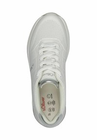Weißer Sportschuh mit strukturiertem Obermaterial, Perforationen und Schnürsenkeln. Verfügt über einen silbernen Akzent an der Ferse und eine graue Innensohle mit Branding.