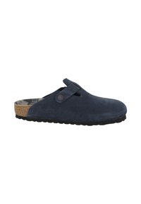 Zoccoli in suede blu navy con soletta in sughero e suola in gomma nera. Cinghia regolabile sopra il collo del piede. Texture liscia e forma arrotondata.