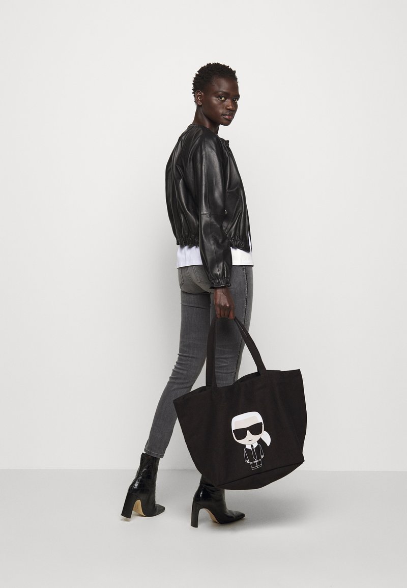 KARL LAGERFELD IKONIK KARL TOTE Kandekott black/must Zalando.ee