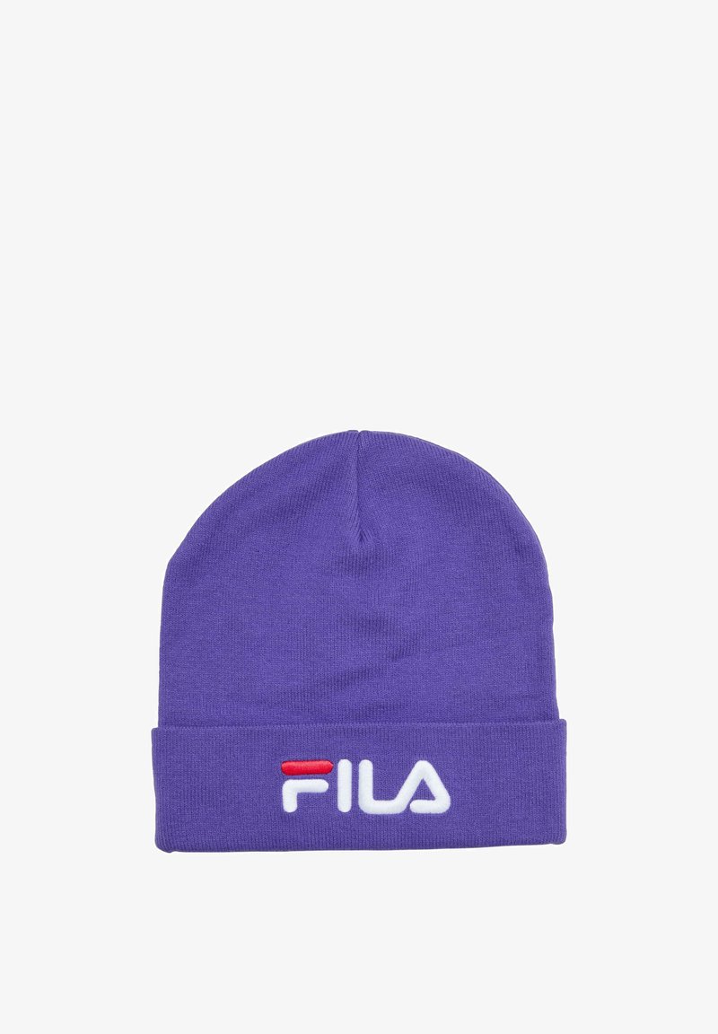 Violetti neulepipo, jossa on taitettu helma ja valkoinen brodeerattu "FILA"-logo punaisella korostuksella. Pehmeä tekstuuri, pyöreä huippu.