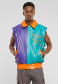 Barevně blokovaná bezrukávová bunda z lesklé fialové a tyrkysové kůže. Obsahuje oranžový límec, lemování a vyšitý detail loga. Přední kapsy.