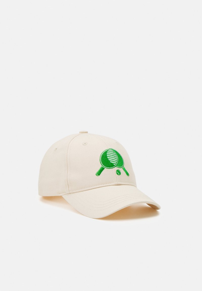 Casquette de baseball beige avec un motif brodé vert de deux raquettes de tennis et une balle de tennis sur le panneau avant.