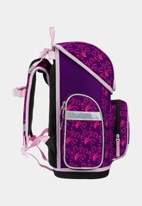 Fialový batoh s růžovými akcenty, zdobený květinovými vzory, s více zipovými kapsami, polstrovanými popruhy a síťovanou částí pro ventilaci.