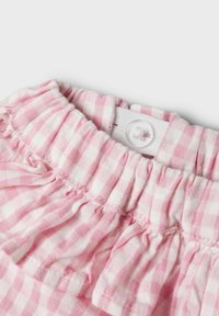 Tessuto a quadri rosa e bianco con dettagli di rouches arricciati in vita. Include un bottone e un elastico per una vestibilità regolabile. Materiale in cotone texturizzato.