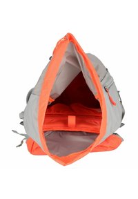 Mochila con un exterior gris y un interior de color naranja brillante. Cuenta con apertura en la parte superior, correas ajustables y un bolsillo interior con cremallera. Tejido texturizado.