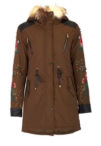 Braune Parkajacke mit Kunstfellkapuze, Reißverschlusstaschen, floraler Stickerei und Nietenakzenten an den Ärmeln; verfügt über einen Kordelzug in der Taille und schwarze Lederdetails.