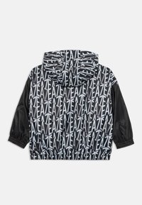 Μαύρα και γκρίζα μπουφάν με κουκούλα που διαθέτει γεωμετρικό σχέδιο από λευκά γράμματα. Ελαστικές μανσέτες και στρίφωμα, με απαλή υφή υφάσματος.