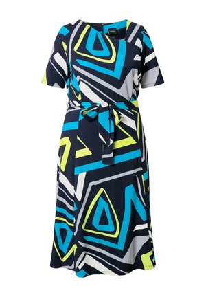 Vestito fino al ginocchio con maniche corte, motivi geometrici blu, verdi, bianchi e grigi, e cintura in tessuto coordinato annodata in vita.