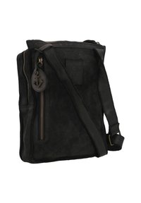 Bolso cruzado de cuero negro con un acabado texturizado, que cuenta con un cierre con cremallera, correa ajustable y un tirador de cremallera en forma de ancla.