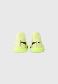 Zapatillas deportivas verde lima con un upper texturizado, diseño tipo calcetín, acentos negros y una suela estampada. Incluye detalles de la marca en los laterales.