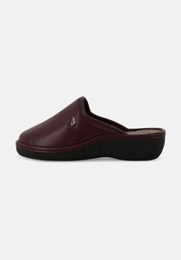 Scarpe slip-on in pelle bordeaux con punta arrotondata, soletta imbottita e suola in gomma nera sagomata. Presentano un piccolo logo come accentuazione.